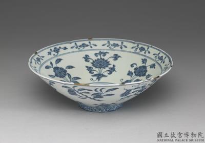 图片[2]-Lobe-rimmed bowl with flowers and fruit of the four seasons in underglaze blue, Ming dynasty, Xuande reign (1426-1435)-China Archive